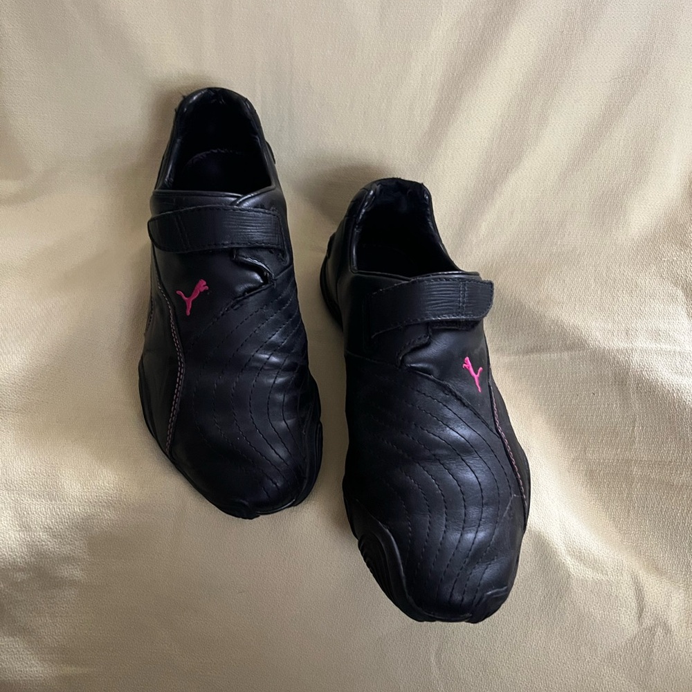 Vintage Puma women’s Black Speedcat Mostro with Pink Logo